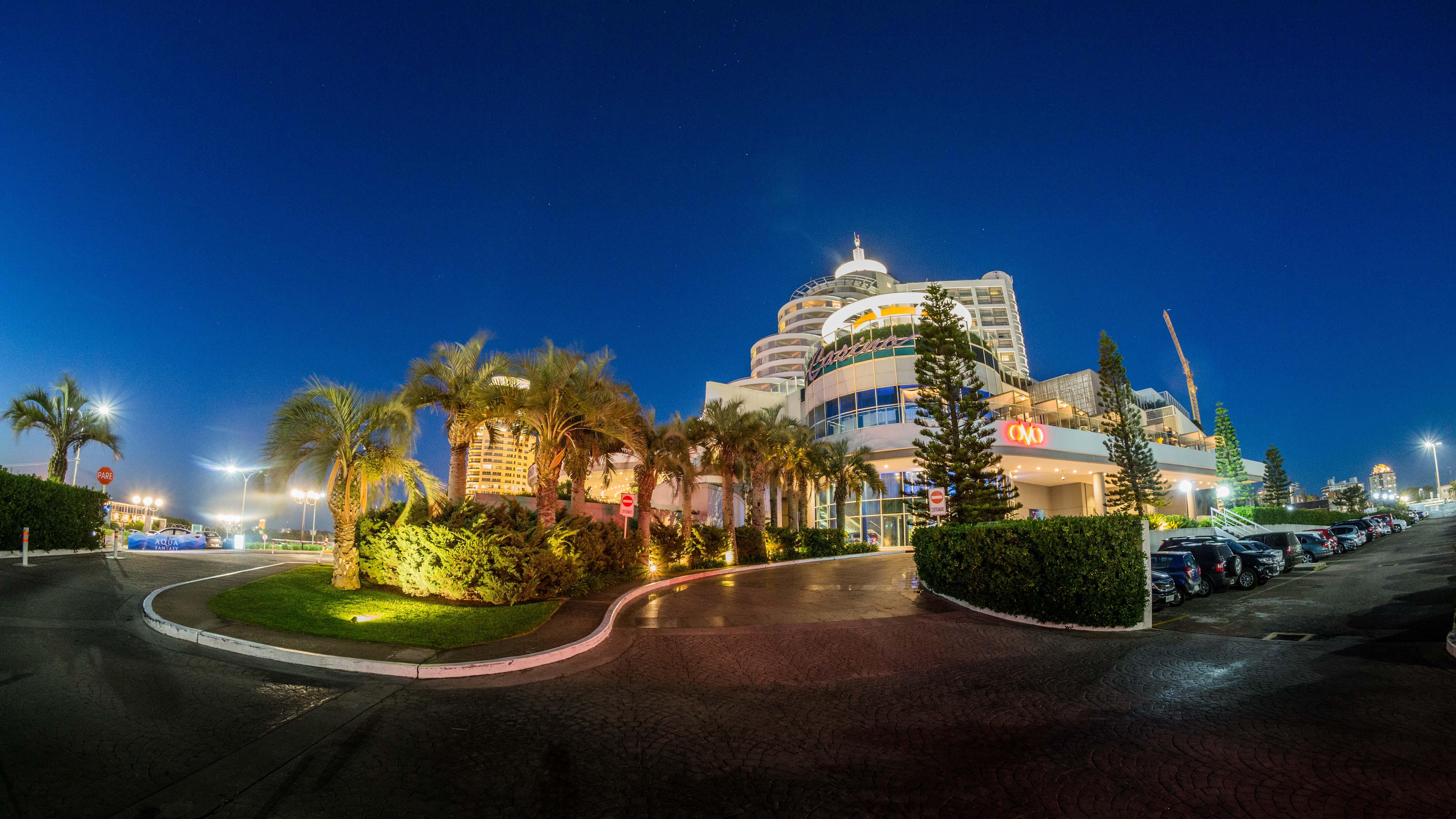 Enjoy Punta Del Este Eksteriør billede The Royal at Night