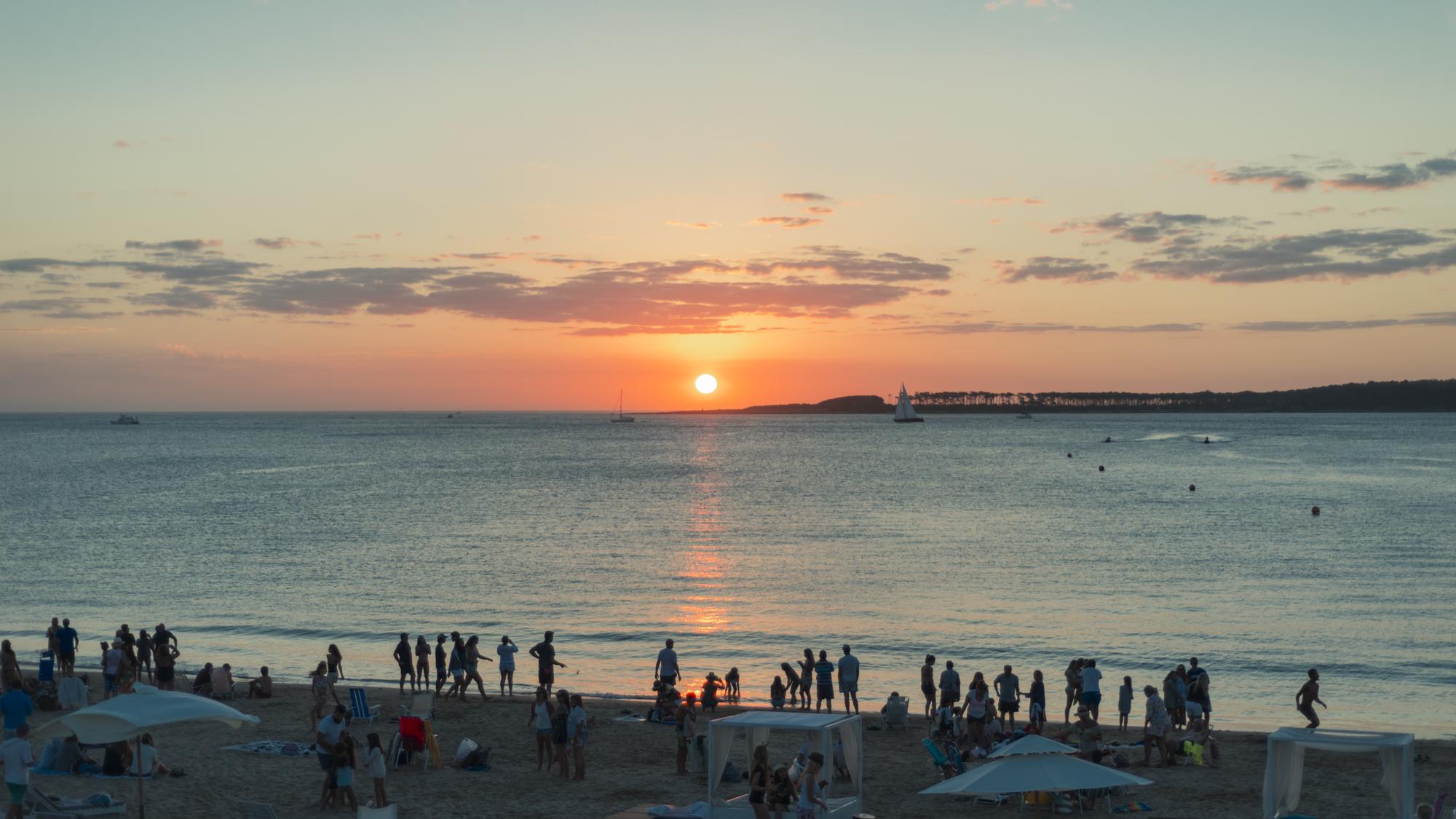 Enjoy Punta Del Este Eksteriør billede Sunset at the beach