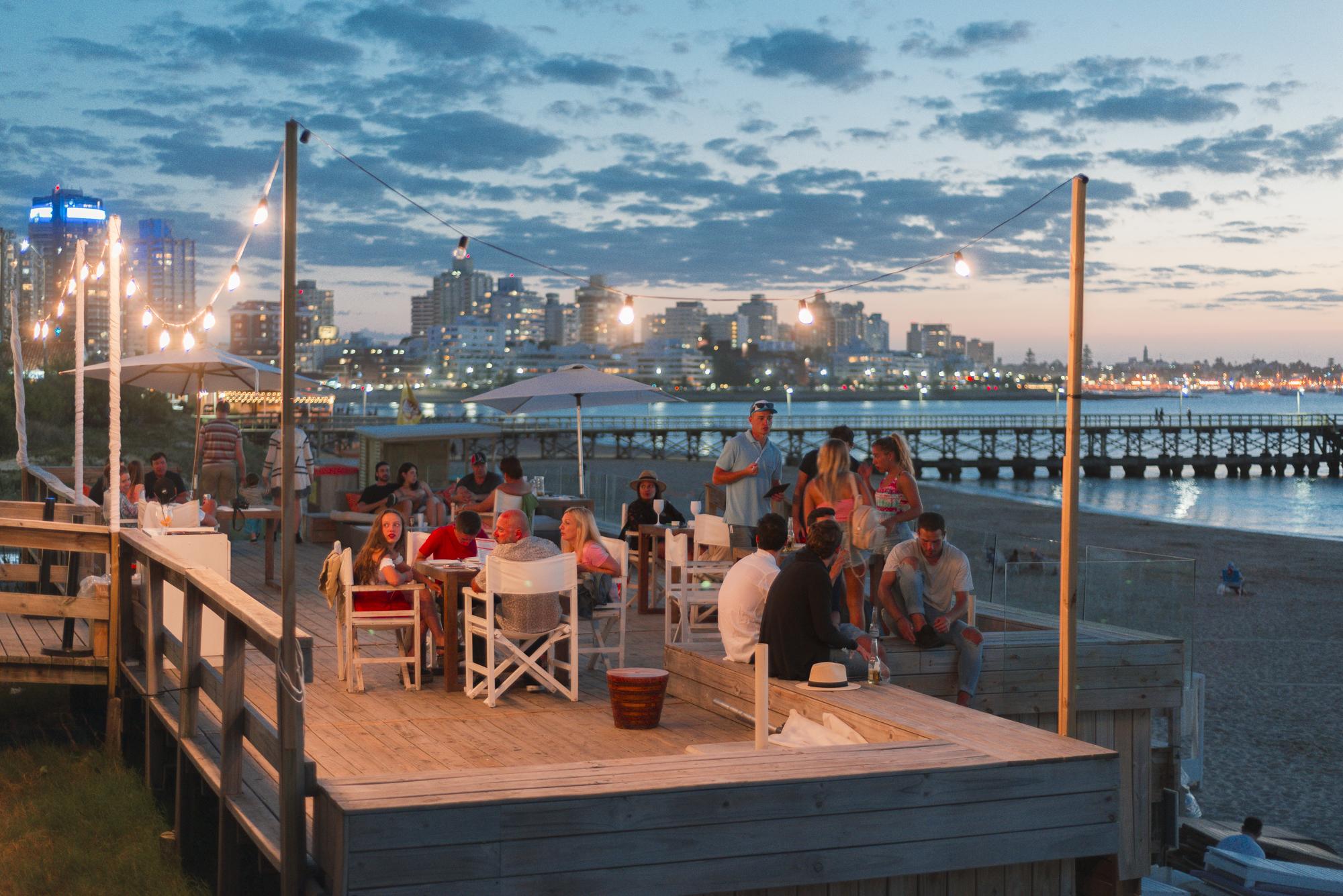 Enjoy Punta Del Este Eksteriør billede The deck at the Cape Cod Club